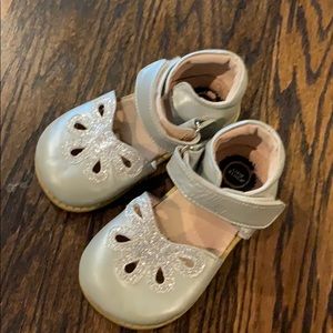 L&L size 8 silver shoe
